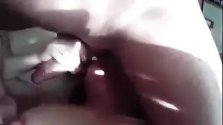 ناضجة تحصل على فرجها ممتلئًا على شاطئ مزدحم