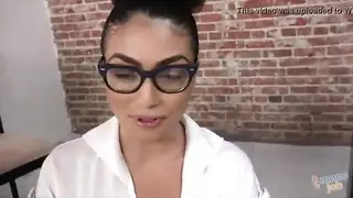 ممرضة وقحة تداعب وتمص قضيبًا كبيرًا قاسيًا للمتعة