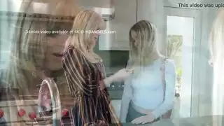 سيرين أونيكس تبتسم بعرض بعد أن ملأها قضيب جديد