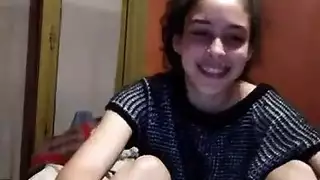 فتاة سمراء تمارس العادة السرية – جلسة لعبة قاسية ورعشة