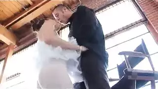 تعرض راقصة العرض