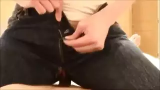 تعري منزلي: جلسة على الأريكة مع شقراء ذات صدر كبير