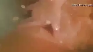 مصة علنية في المتجر من سمراء متلهفة