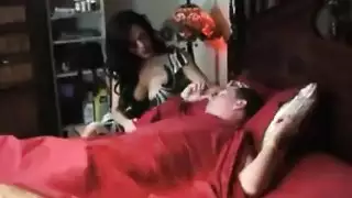 الأم الزوجة الناضجة تمص قضيب شاب على طاولة المطبخ