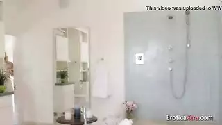 فيلم سحاقي إباحي صريح: عاهرات شقراء مدمنات على لعق فرج بعضهن المبلل