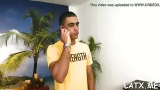 لقاء إباحي في المطبخ: لاتينية مثارة تُفتح بقضيب كبير