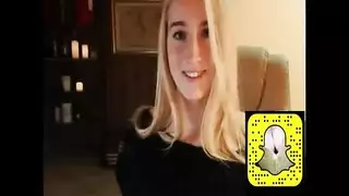 عاهرة صغيرة تستخدم سناب شات لإظهار فتحاتها والاستمتاع