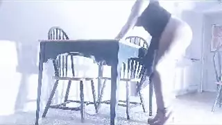 ينيك طيزها بالقرب من زوجها