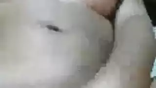 طفل ينج طفله اصغيره