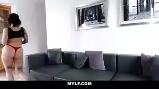 سيدة موريتانية مغرية تحول نقودها السرية إلى خدمات جنسية