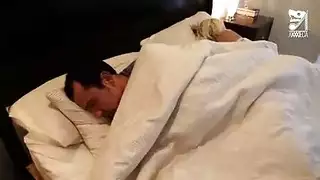 دخول خلفي عميق: ضرب مؤخرتها الضيقة وهي تتظاهر بالنوم