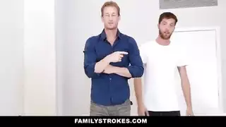 الأخت كبيرة الصدر تتعرض لاختراق مزدوج من الأخوين في ثنائي جنسي صريح