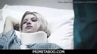 سماعة الطبيب هي قضيبه في هذا الفيلم الإباحي