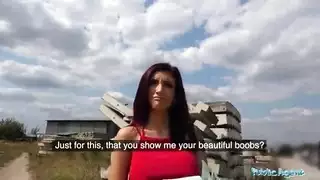 فتاة ذات أثداء كبيرة تقدم مصة علنية وجماع صريح