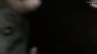 ثدييها مكشوفان، معاملة خشنة: صديقة تُنك بقوة في مشهد إباحي