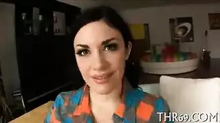 تبجيل القضيب الكبير: تختنق ويسيل لعابها على عمود قاسٍ