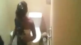 سكس عربي فضيحة تصوير سري في مرحاض عام