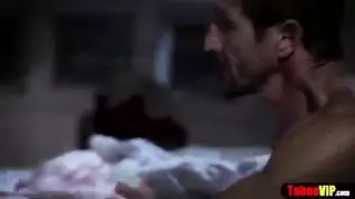 أمي تشاهد صديقها وهو يضربني بقوة