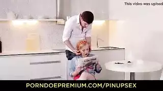 شرج قاسي مع أخت مشاغبة في المطبخ