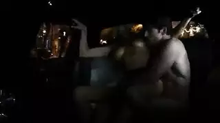 نار في الحفرة: شريط جنسي صريح لقنبلة شقراء