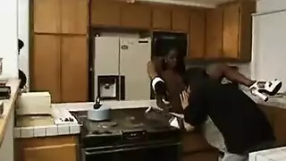 خادمة مثيرة تأخذ زب في المطبخ مص عميق ونيك