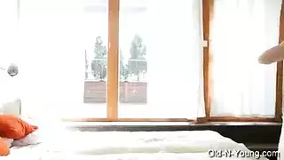 مشهد صريح: أثداء كبيرة رقيقة وفرج ضيق أحمر ساخن يتم دقه