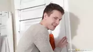 نيك زوجة الأب السمراء بوضعية كلابي في حوض الاستحمام