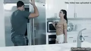  جليسة الأطفال تفتح فرجها المبتل لرجل المنزل لينكبه