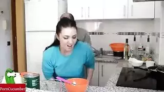 لقاء سريع في المطبخ: ساقان مفتوحتان وقضيب داخلي