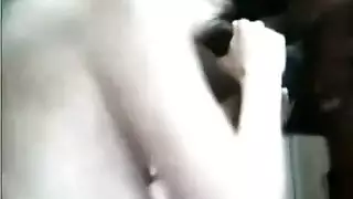 جميلة فاتحة تُملأ بقضيب غامق