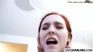 يشاهد إبنة زوجته تلبس ملابسها