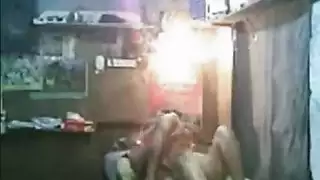 نكاح جماعي تحت السلم: البواب وأصدقاؤه يستغلون فتحات المطلقة