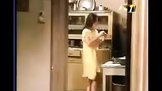 شمس البارودي تخلع قميص النوم في مشهد إباحي وتقبلات شهوانية