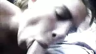 طالبة إيرانية تعطي مصة صاخبة وتتعرض للضرب في المؤخرة