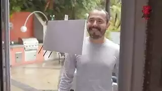 تحصل على جلسة شهوانية: الجار يلعق كسها وينيك فمها