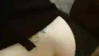 ميلف ممتلئة تعطي مصة قوية لشاب قبل نيك بورنو عنيف