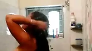 جلسة حمام خاصة لعربية: فرك الفرج حتى النشوة