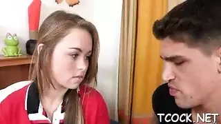 فتاة ألمانية عارية تأخذ قضيبًا أمام الكاميرات لتصوير سكس