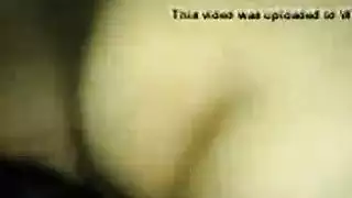 يمسك عشيقته الجانبية عارية بملابس داخلية سوداء، يداعب فتحتها الضيقة ثم يعطيها زبه بعمق