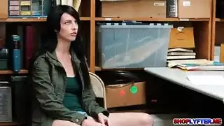 المدير ينيك كسها الضيق على كرسي المكتب