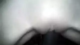 ربة منزل مثيرة جارنا تأخذ قضيبًا كبيرًا