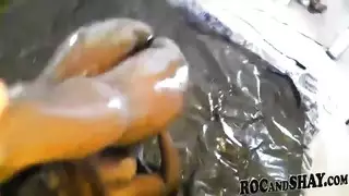 عاهرة بمؤخرة فقاعية تتعرض لاختراق عميق في كسها، تئن بشراهة، ثم تتعرض لعنف من الباب الخلفي