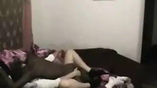 شقراء تركبها من متزلج أسود في مشهد إباحي بري