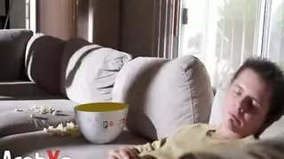 الام تانك من زوجها و لديها مترجم