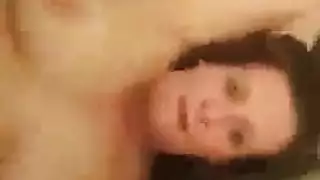 عاهرة ناضجة تقدم كسها الحليق الطازج