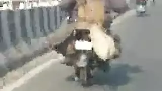 مشكل جنسي كلاسيكي: أبوي مخضرم يضرب صديقه الشاب المتوتر