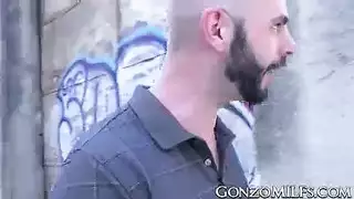 عاهرة شقراء تُمارس الجنس بقوة على الأريكة