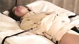 فتاة صغيرة تأخذ قضيبًا خلف الشجيرات