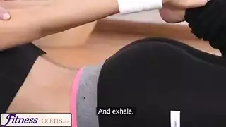 السيد أشيب الشعر يصفع الجرو قبل أن يضرب كسها المبلل