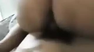 أم مثيرة تطحن على انتصاب عشيقها الشاب القاسي